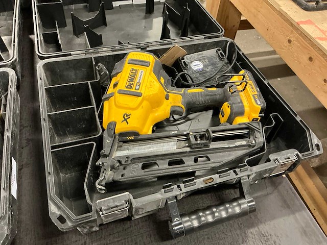 Dewalt dcn660 afwerktacker - afbeelding 1 van  3