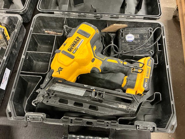 Dewalt dcn660 afwerktacker - afbeelding 2 van  3