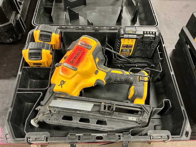 Dewalt dcn660 afwerktacker - afbeelding 2 van  3