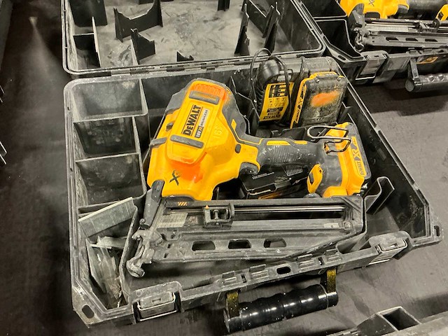 Dewalt dcn660 afwerktacker - afbeelding 1 van  3