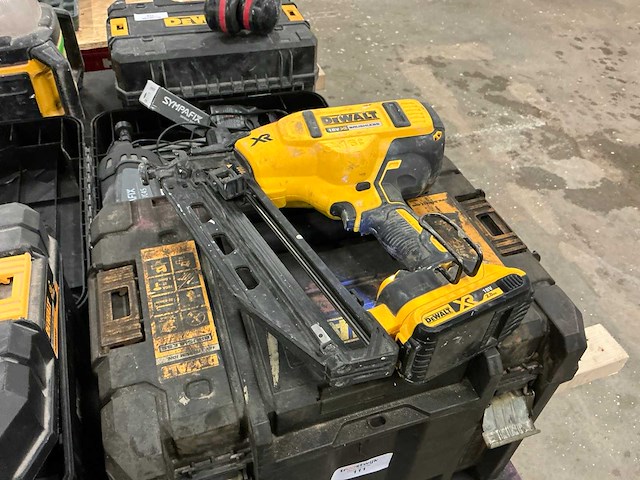 Dewalt dcn660 afwerktacker - afbeelding 1 van  3