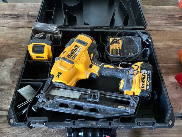 Dewalt dcn660 tacker (3x) - afbeelding 2 van  4