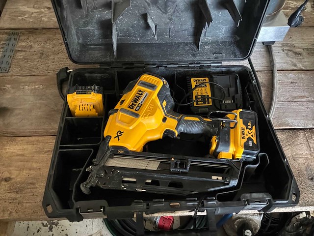 Dewalt dcn660 tacker (3x) - afbeelding 3 van  4