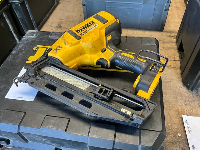 Dewalt dcn660 tacker - afbeelding 1 van  4