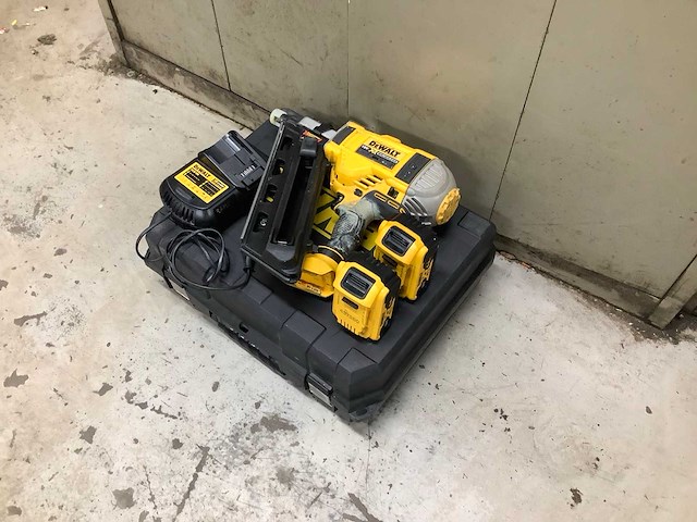 Dewalt dcn692 tacker - afbeelding 1 van  4