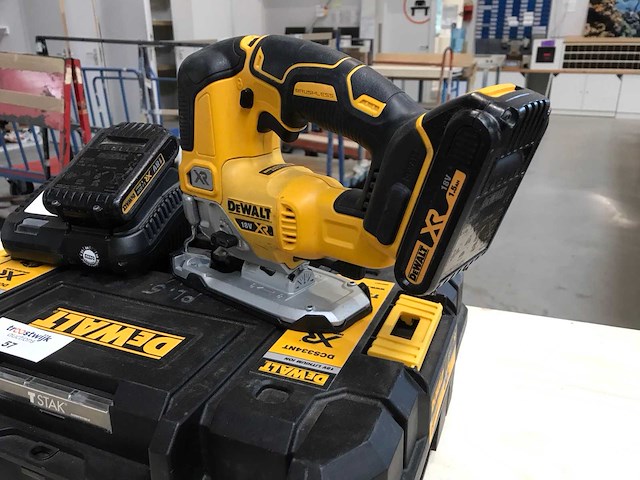 Dewalt dcs3334nt accu decoupeerzaag - afbeelding 2 van  4