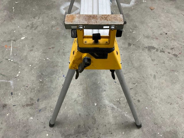 Dewalt de7033 onderstel voor afkort en verstekzaag - afbeelding 7 van  7
