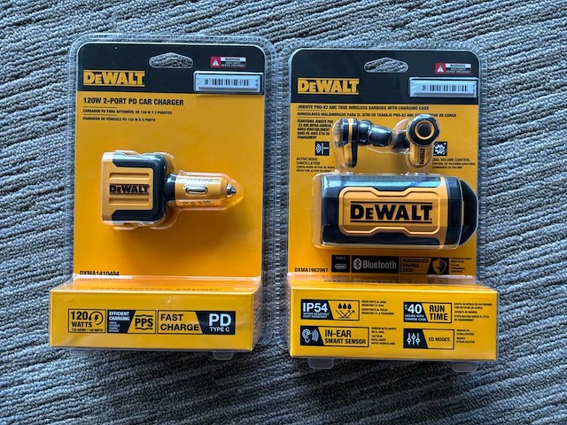 Dewalt draadloze oortjes en 12v auto lader 120w (2x) - afbeelding 1 van  2