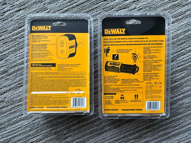 Dewalt draadloze oortjes en 12v auto lader 120w (2x) - afbeelding 2 van  2