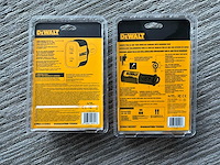 Dewalt draadloze oortjes en 12v auto lader 120w (2x) - afbeelding 2 van  2
