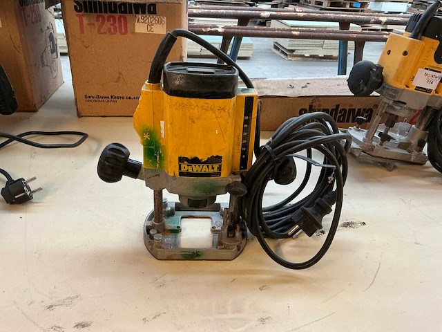 Dewalt dw 614 bovenfrees - afbeelding 1 van  2