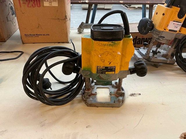 Dewalt dw 614 bovenfrees - afbeelding 2 van  2
