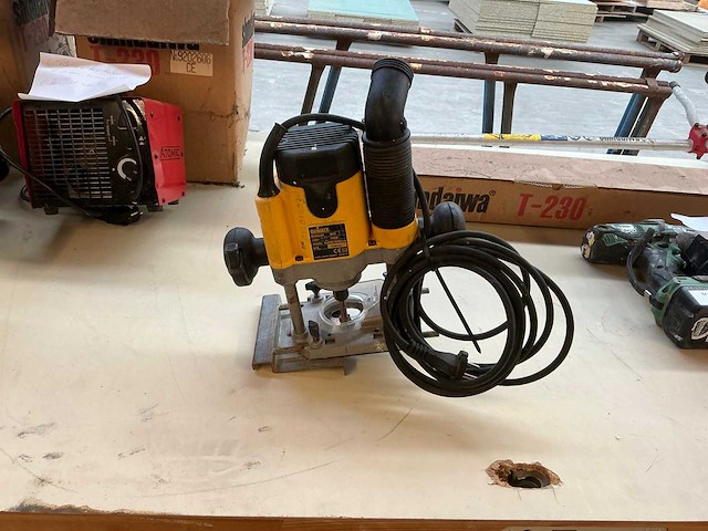 Dewalt dw 621 bovenfrees - afbeelding 2 van  3