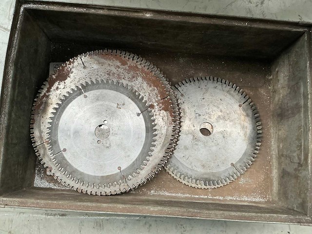 Dewalt dw 8001 radiaalafkortzaagmachine - afbeelding 1 van  9