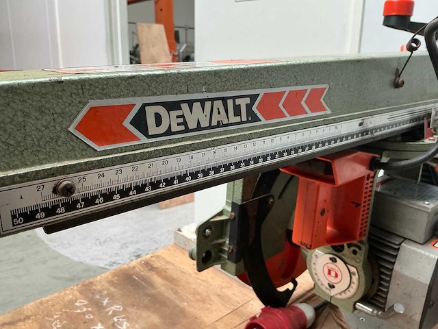 Dewalt dw 8001 radiaalafkortzaagmachine - afbeelding 7 van  9