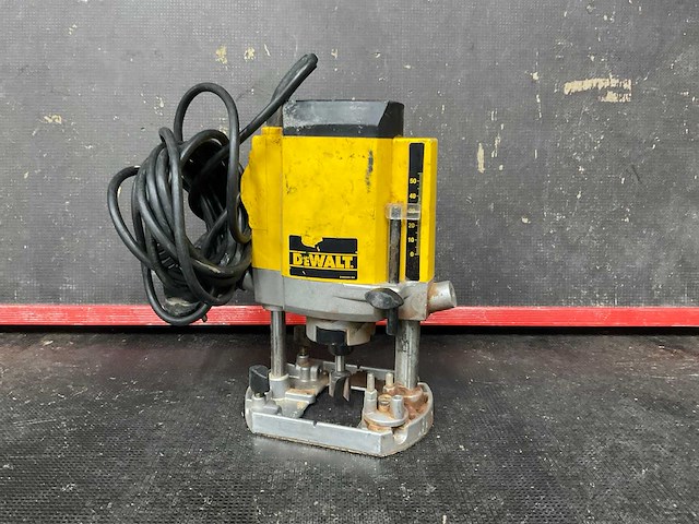 Dewalt dw614 bovenfrees - afbeelding 1 van  4
