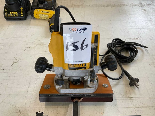 Dewalt dw614 bovenfrees - afbeelding 1 van  2