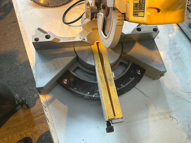 Dewalt dw701 afkortzaag - afbeelding 4 van  4