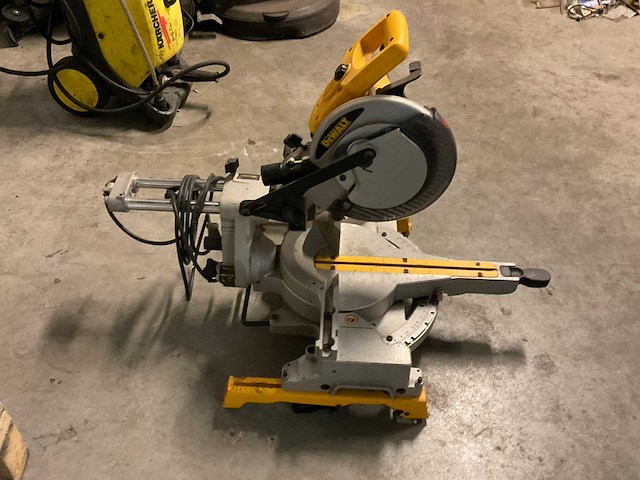 Dewalt dw712-qs radiaalafkortzaagmachine - afbeelding 4 van  5