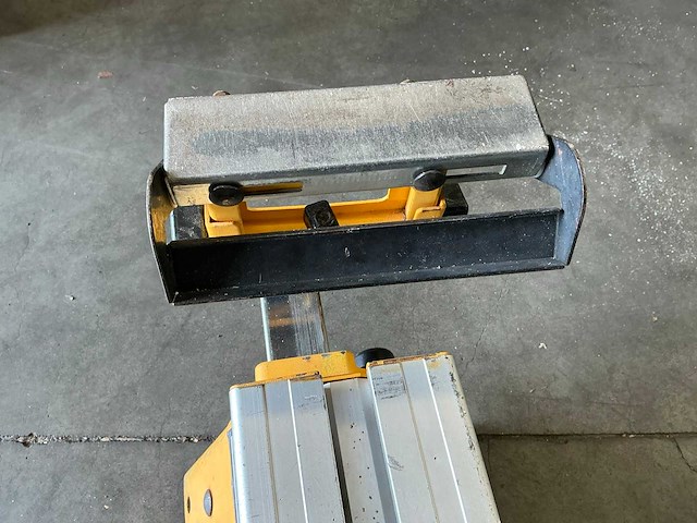Dewalt dw717xp?-qs afkortzaag met onderstel - afbeelding 7 van  22