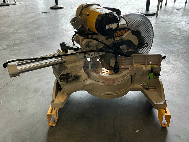 Dewalt dw717xp?-qs afkortzaag met onderstel - afbeelding 16 van  22