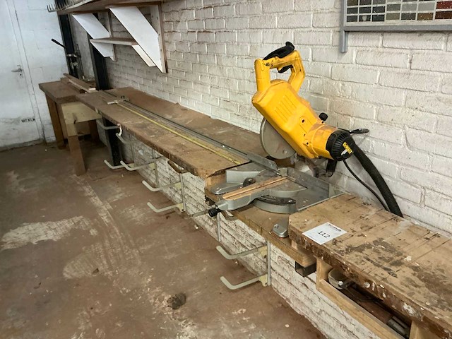 Dewalt dw771 afkortcirkelzaagmachine - afbeelding 4 van  4