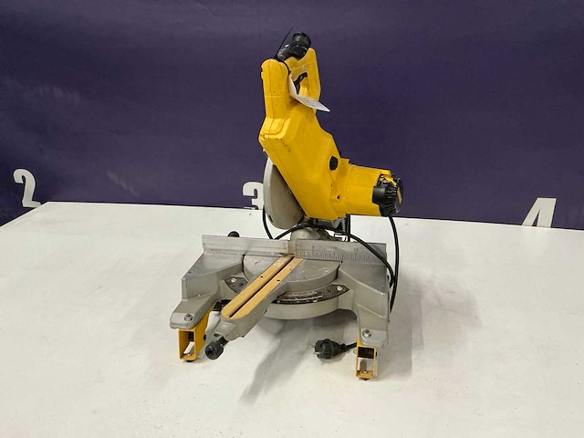 Dewalt dw771 afkortcirkelzaagmachine - afbeelding 2 van  5
