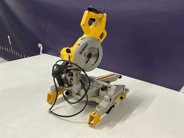Dewalt dw771 afkortcirkelzaagmachine - afbeelding 4 van  5
