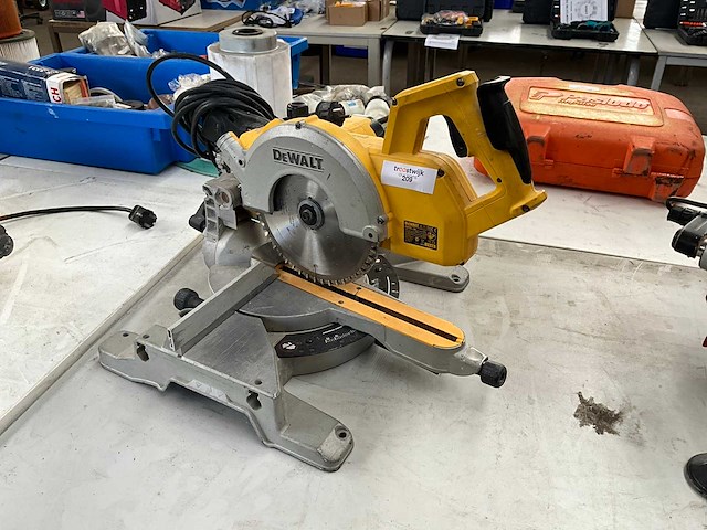 Dewalt dw771 tafelcirkelzaagmachine - afbeelding 5 van  5