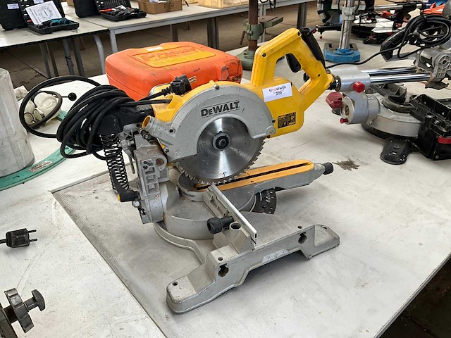 Dewalt dw771 tafelcirkelzaagmachine - afbeelding 1 van  4