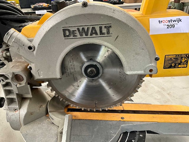 Dewalt dw771 tafelcirkelzaagmachine - afbeelding 2 van  4