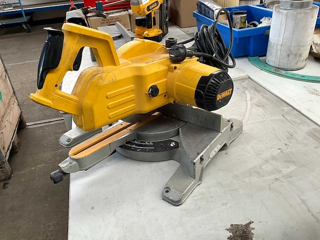 Dewalt dw771 tafelcirkelzaagmachine - afbeelding 3 van  4