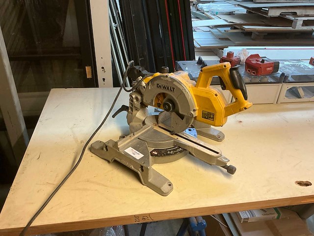 Dewalt dw777 afkortcirkelzaagmachine - afbeelding 1 van  5