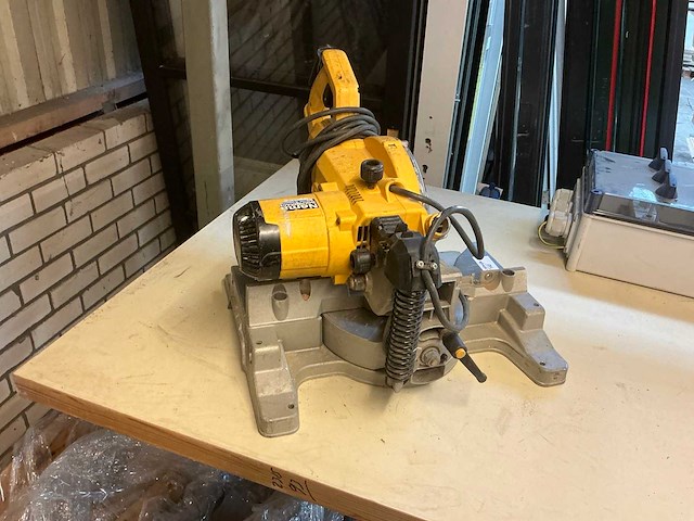 Dewalt dw777 afkortcirkelzaagmachine - afbeelding 3 van  5