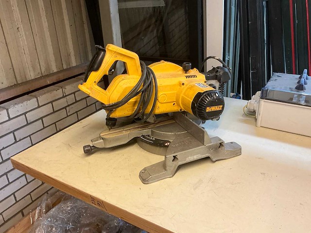 Dewalt dw777 afkortcirkelzaagmachine - afbeelding 4 van  5