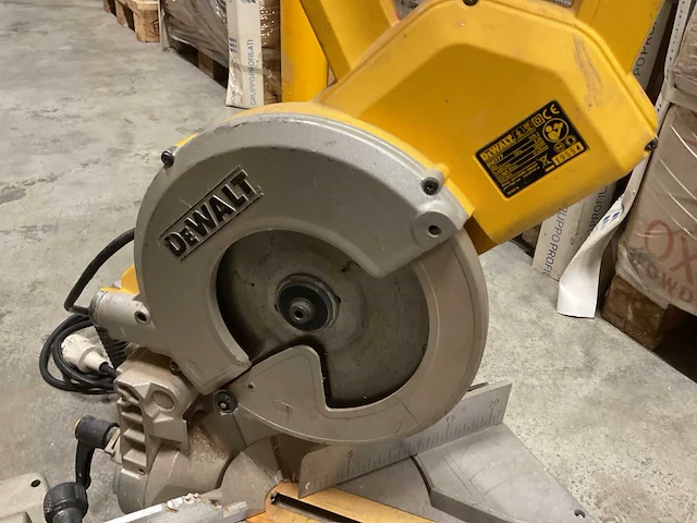 Dewalt dw777 afkortcirkelzaagmachine - afbeelding 2 van  4