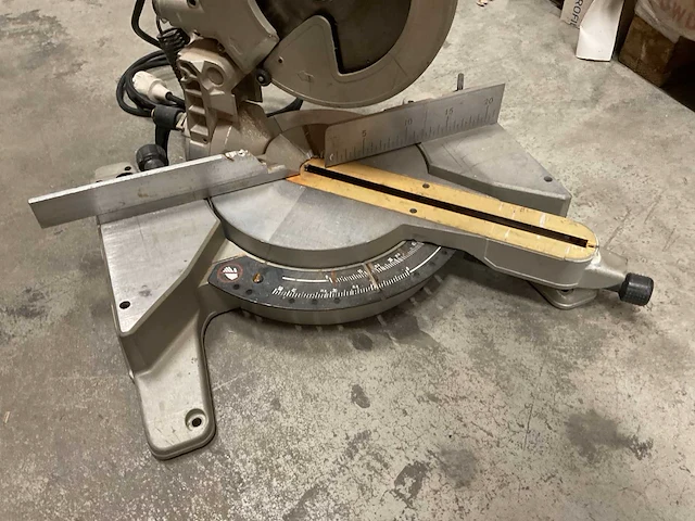 Dewalt dw777 afkortcirkelzaagmachine - afbeelding 3 van  4