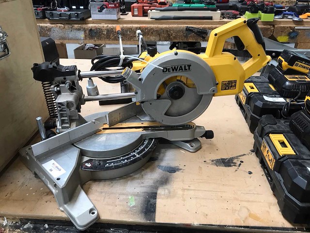 Dewalt dw777 afkortzaag - afbeelding 1 van  4