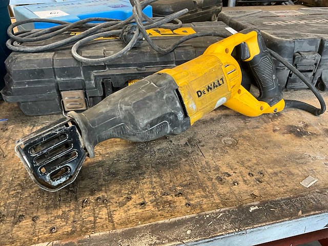 Dewalt dwe305 reciprozaag - afbeelding 1 van  3
