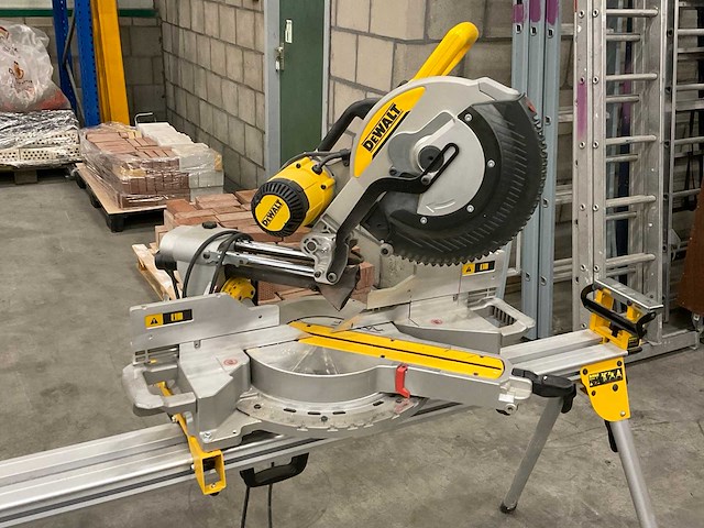 Dewalt dws780 afkort/verstekzaag op statief - afbeelding 2 van  6