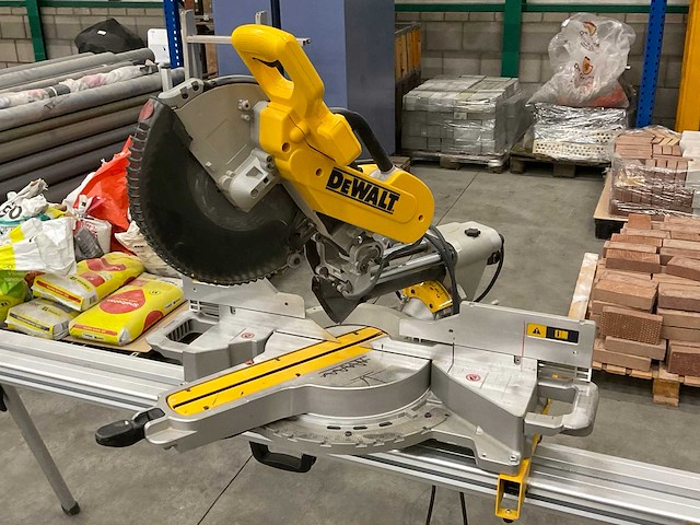 Dewalt dws780 afkort/verstekzaag op statief - afbeelding 3 van  6
