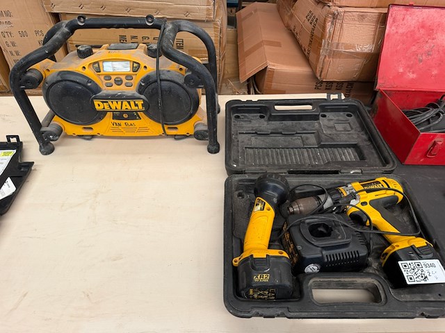 Dewalt elektrisch gereedschap met acculader en bouwradio - afbeelding 1 van  5