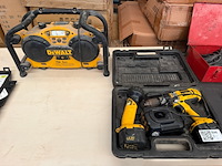 Dewalt elektrisch gereedschap met acculader en bouwradio