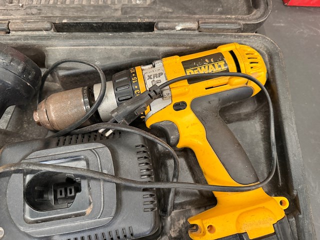 Dewalt elektrisch gereedschap met acculader en bouwradio - afbeelding 3 van  5