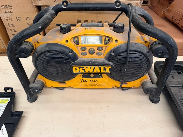 Dewalt elektrisch gereedschap met acculader en bouwradio - afbeelding 5 van  5