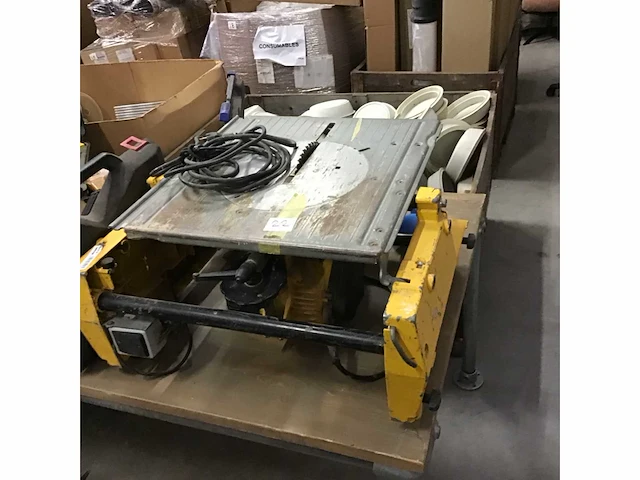 Dewalt flipover zaagtafel - afbeelding 1 van  4