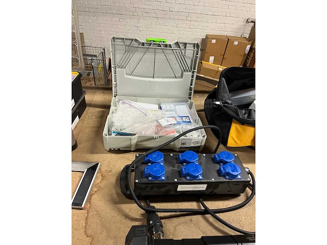 Dewalt gereedschapset met o.a. afkortzaag dhs780, accu’s 54v 9.0ah en snellader - afbeelding 2 van  15