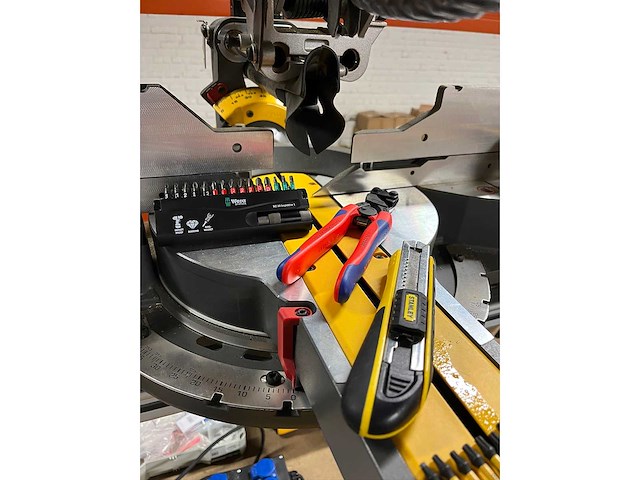 Dewalt gereedschapset met o.a. afkortzaag dhs780, accu’s 54v 9.0ah en snellader - afbeelding 7 van  15