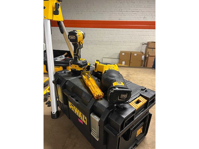 Dewalt gereedschapset met o.a. afkortzaag dhs780, accu’s 54v 9.0ah en snellader - afbeelding 8 van  15