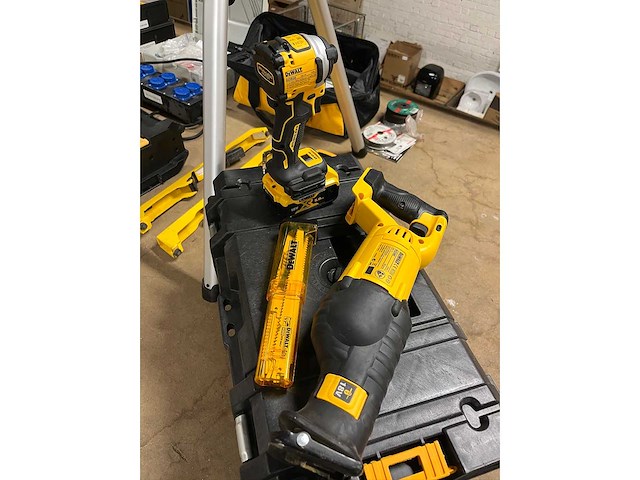 Dewalt gereedschapset met o.a. afkortzaag dhs780, accu’s 54v 9.0ah en snellader - afbeelding 9 van  15